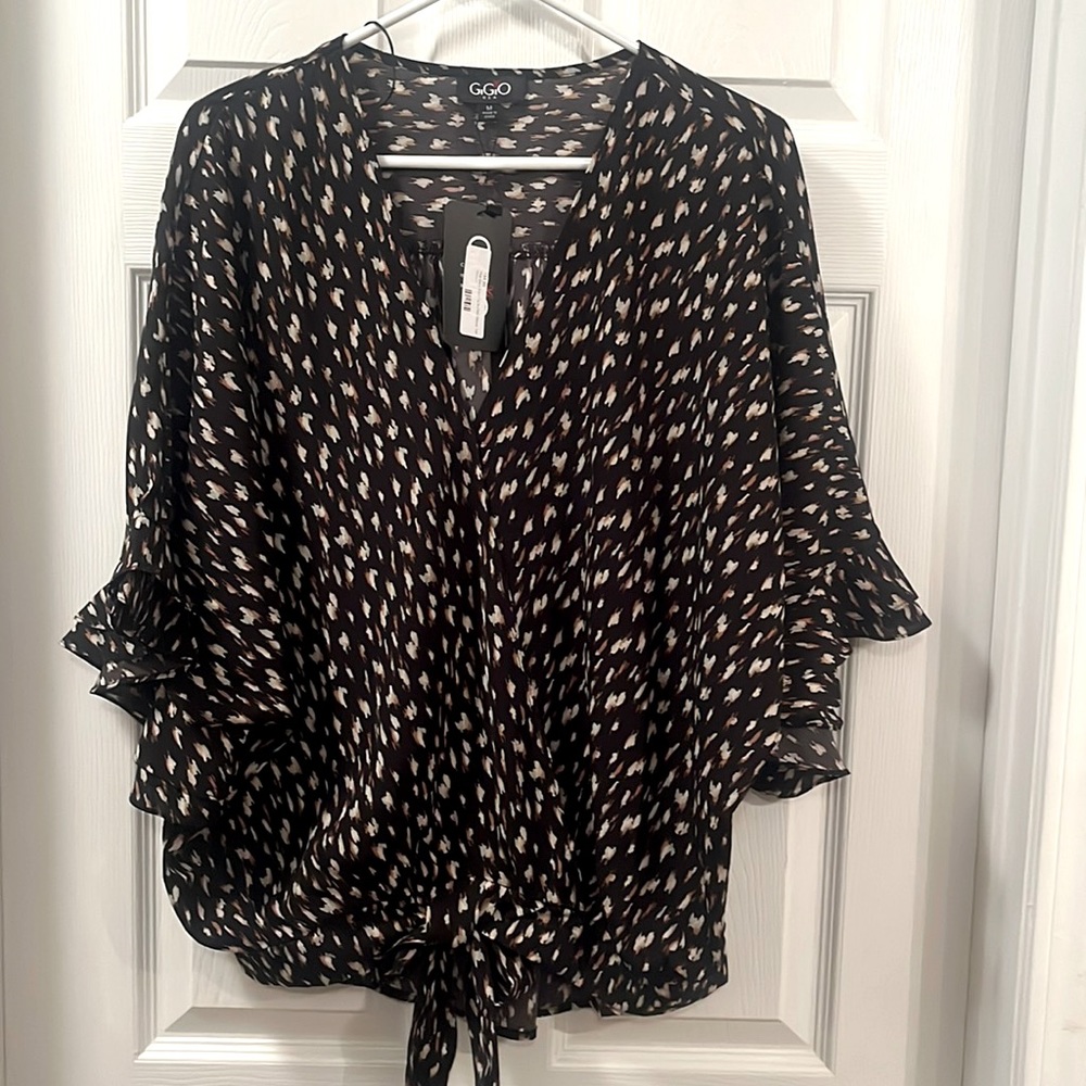 GiGiO black front tie ruffled sleeve top. Brand new. Size M